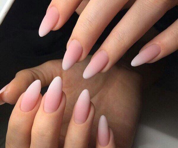 Нюдовый маникюр negative space Омбре матовый