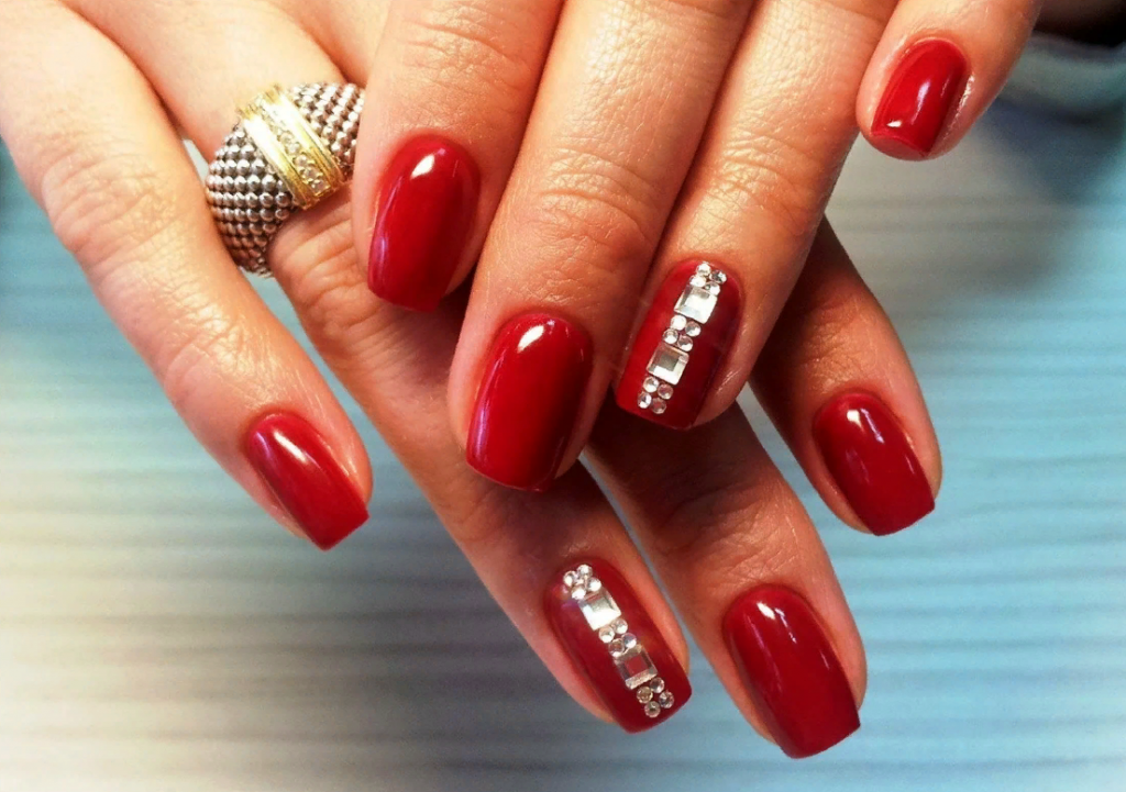 Новинки маникюра 2022-2023: дизайн ногтей с красным гель-лаком Новинки маникюра 2022-2023: дизайн ногтей с красным гель-лаком